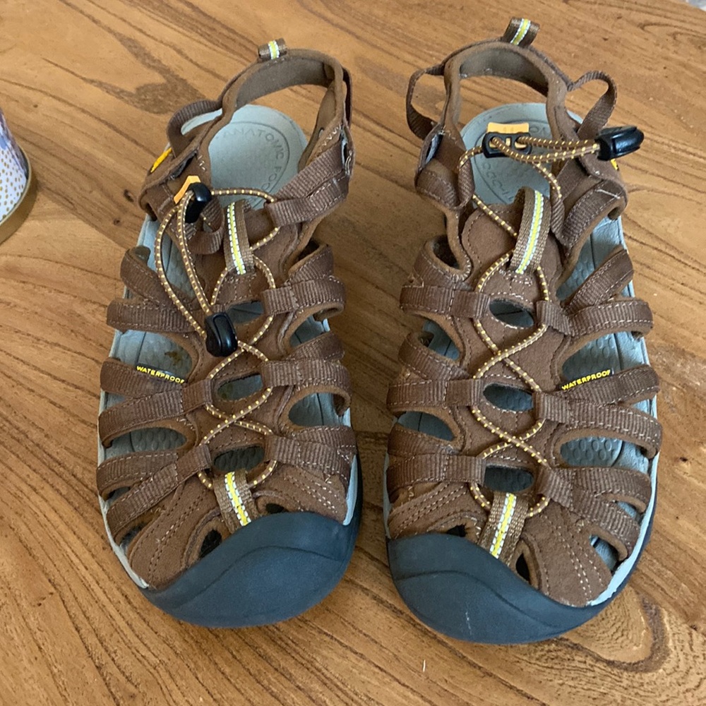 Like new men's Keen waterproof shoes.